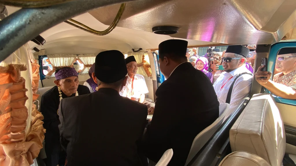 Nikah Massal VW di Kota Kediri, 53 Pasangan Resmi Menikah dalam Mobil VW Combi Foto BeritaJatim.com