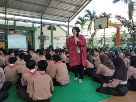 Hadiri Reuni Emas SMPN 1 Kediri, Risma Buka-Bukaan Rahasia Sukses Usir Rasa Minder Foto BeritaJatim.com