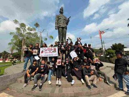 Disebut ‘Londo Ireng’, Wartawan Blitar Gelar Aksi Tutup Mata di Depan Patung Bung Karno Foto BeritaJatim.com