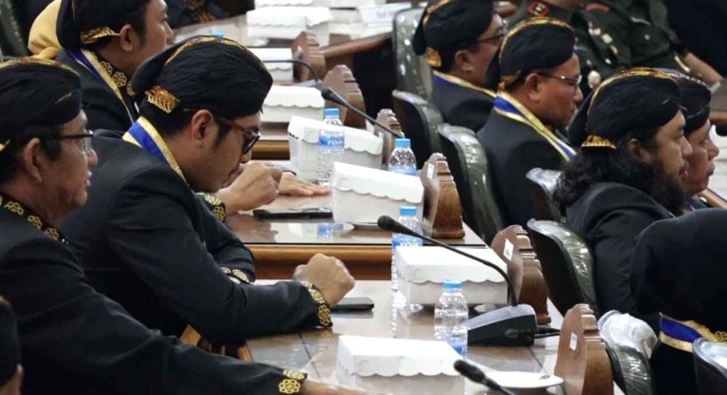 Fenomena Bermain HP Berjamaah Kembali Terjadi di Paripurna DPRD Kabupaten Madiun Foto BeritaJatim.com