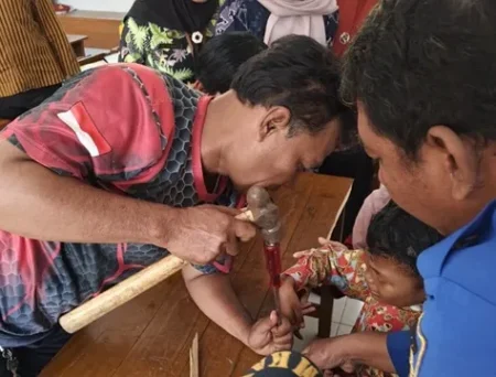 Siswa SD di Madiun Terjebak, Jari Tangan Tersangkut di Lubang Meja hingga Dievakuasi Damkar Foto BeritaJatim.com