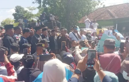 Di Depan Demonstran, Pemkab Pamekasan Tegaskan Komitmen Dukung MBG Foto BeritaJatim.com
