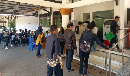Antrean Dispendukcapil Ponorogo Membludak Saat Libur Sekolah Foto BeritaJatim.com