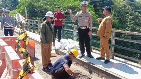 Jembatan Koncer Bondowoso Dibatasi, Kendaraan Berat Dialihkan Lewat Jalur Bataan Foto BeritaJatim.com