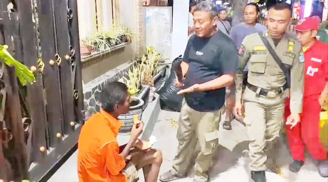 Ngamuk Bawa Golok di Ponorogo, Pria Diduga ODGJ Diamankan Satpol PP | beritajatim.com