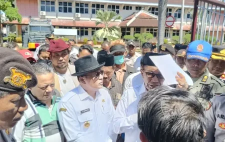 Di Hadapan Demonstran, Bupati Pamekasan Pastikan Pelantikan Pejabat Digelar Juli 2026 dan Bertahap Foto BeritaJatim.com