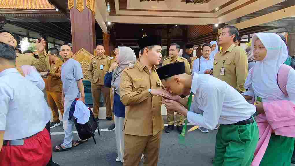 Tunggu Pembanguan Gedung Baru, 30 Siswa Rintisan Sekolah Rakyat Mojokerto Diberangkatkan ke Kediri Foto BeritaJatim.com
