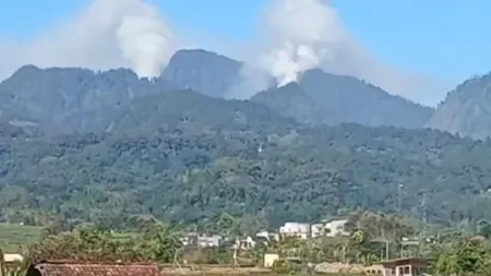 Medan Terjal Hambat Pemadaman Karhutla di Gunung Biru Mojokerto Foto BeritaJatim.com