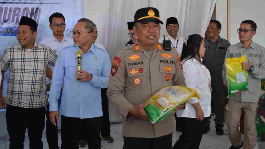 Menko Zulhas Tinjau Penyaluran Bantuan Pangan di Curahdami Bondowoso, 150 Warga Terima Beras Foto BeritaJatim.com