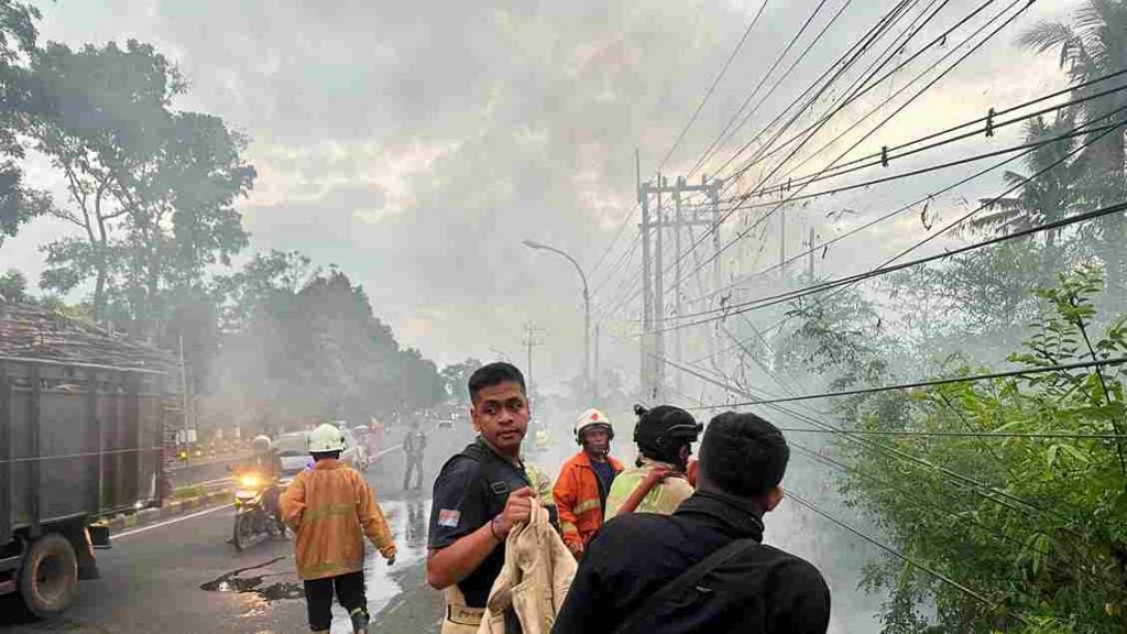 Asap Tebal Muncul di Bawah Jembatan Kembar, Warga Lapor Damkar Lewat SiJaguar Foto BeritaJatim.com