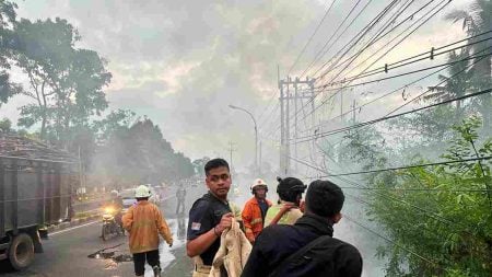 Asap Tebal Muncul di Bawah Jembatan Kembar, Warga Lapor Damkar Lewat SiJaguar Foto BeritaJatim.com