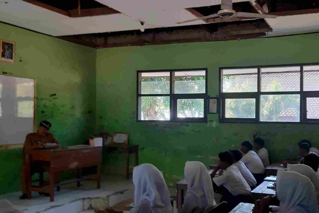 Hari Pertama KBM, Enam Ruang Kelas SMPN 1 Bringin Ngawi Rusak, Siswa Belajar di Aula demi Keselamatan Foto BeritaJatim.com