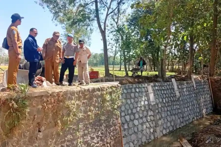 Anggota DPRD Jatim Sidak Proyek Dam Tempuran Ponorogo, Pastikan Kualitas Sesuai Spesifikasi Foto BeritaJatim.com