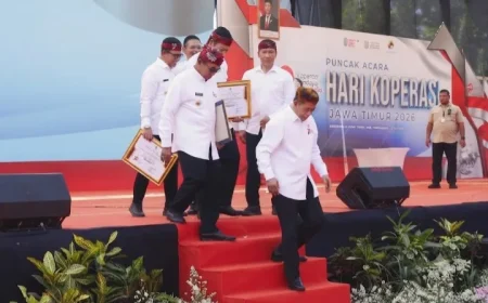Bupati Pamekasan Raih Penghargaan Pembina Koperasi Andalan Jawa Timur Foto BeritaJatim.com