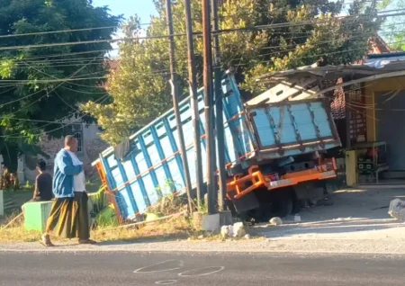 Hindari Penyeberang Misterius, Truk Masuk Parit di Ponorogo usai Tabrak Gerobak Nasi Goreng Foto BeritaJatim.com