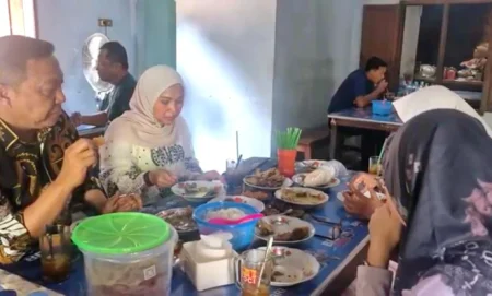 Sejak 2005 Tetap Bertahan, Ayam Goreng Mbok Mi Jadi Ikon Kuliner Ponorogo Foto BeritaJatim.com
