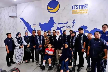 Lita Machfud Arifin Tepati Janji, Serahkan Kursi Roda Elektrik untuk Siswa SD Korban Kecelakaan di Sidoarjo Foto BeritaJatim.com