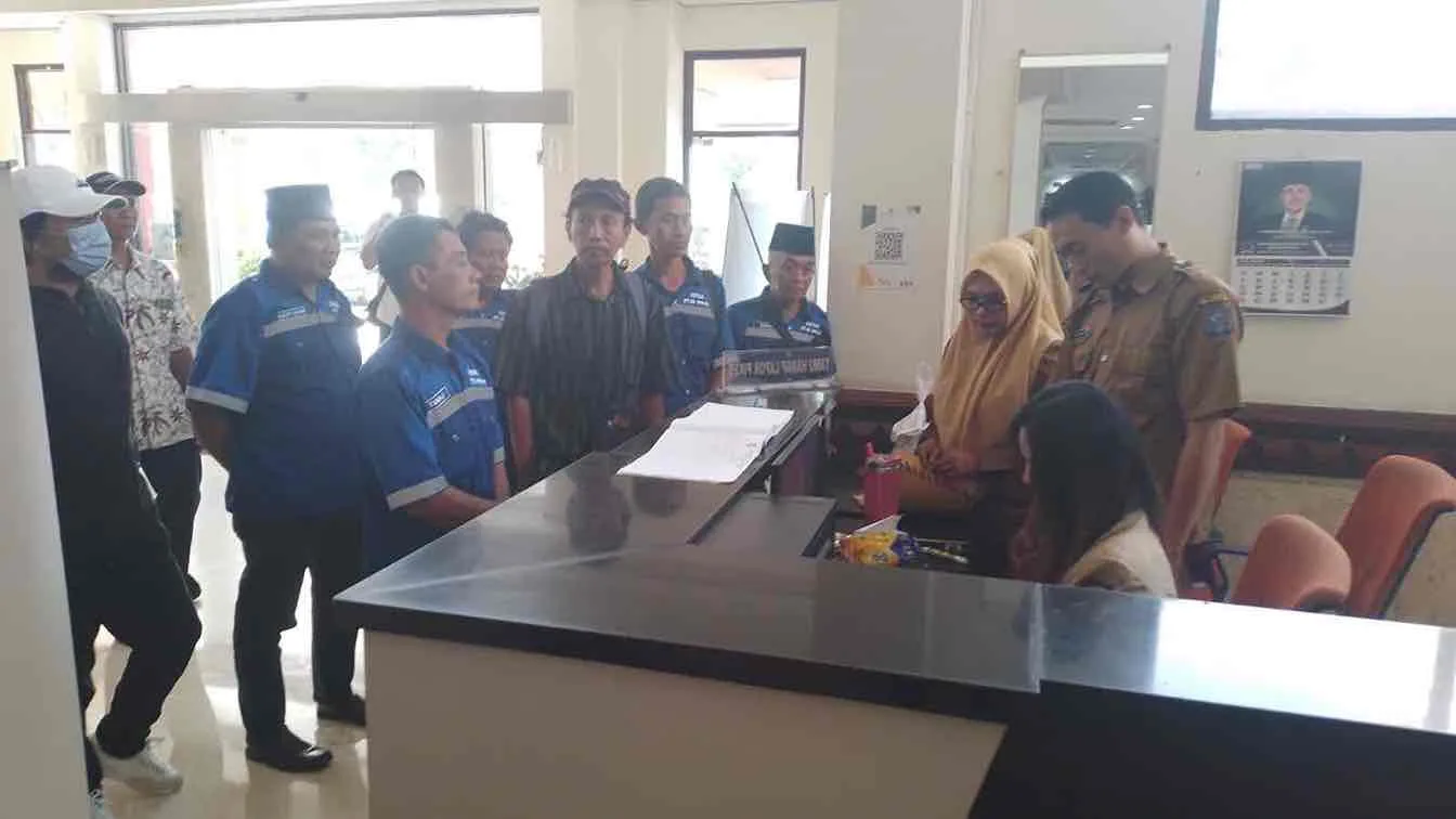 Kecewa Mutasi Lurah Dinilai Tidak Manusiawi, Warga Tambak Wedi Wadul ke DPRD Surabaya | beritajatim.com