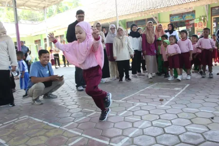 Hari Anak Nasional 2026, JMSI Bondowoso Ajak Anak Tinggalkan Gadget Lewat Permainan Tradisional Foto BeritaJatim.com