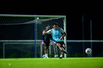 Arief Catur Pamungkas Perpanjang Kontrak 4 Musim di Persebaya Surabaya, Tegaskan Ambisi Juara Foto BeritaJatim.com
