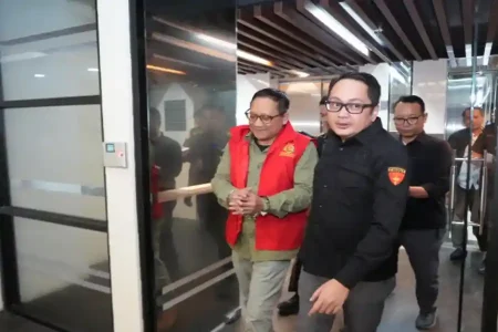 Korupsi Rp10,2 Miliar di Kebun Binatang Surabaya, Eks Dirut Resmi Ditahan Kejati Jatim Foto BeritaJatim.com