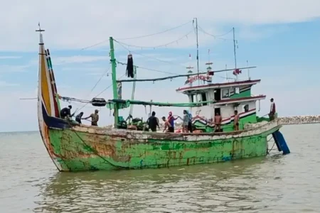 KMN Entok Dilaporkan Hilang Kontak di Perairan Kangean, Bawa 20 Nelayan Foto BeritaJatim.com