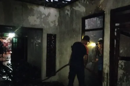 Rumah yang Menjadi Kantor LSM di Lamongan Hangus Terbakar Foto BeritaJatim.com