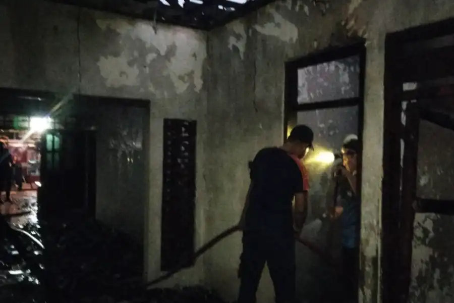 Rumah yang Menjadi Kantor LSM di Lamongan Hangus Terbakar Foto BeritaJatim.com