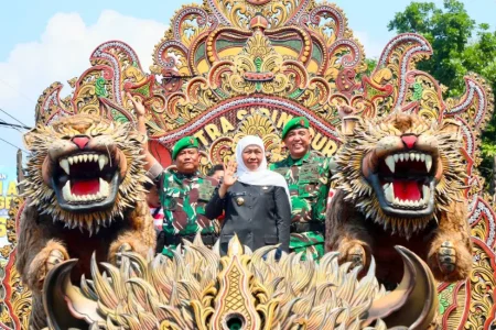 Khofifah Bareng Pangdam V/Brawijaya Lepas Karnaval Budaya di Alun-alun Bangkalan Foto BeritaJatim.com