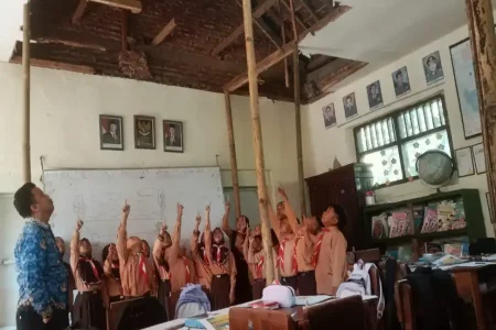 18 Siswa SD di Malang Belajar di Kelas Nyaris Ambruk, Atap Disangga Bambu Foto BeritaJatim.com