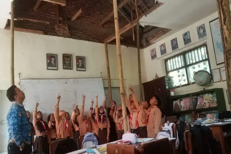 18 Siswa SD di Malang Belajar di Kelas Nyaris Ambruk, Atap Disangga Bambu Foto BeritaJatim.com