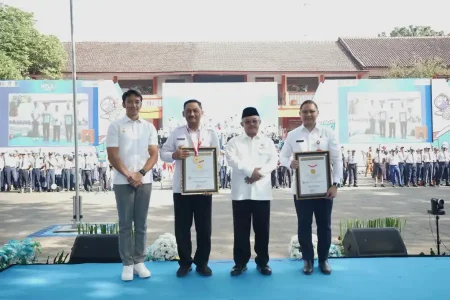 Dindik Jatim Cetak Rekor MURI Penyuluhan Antikorupsi di MPLS 2026 Foto BeritaJatim.com