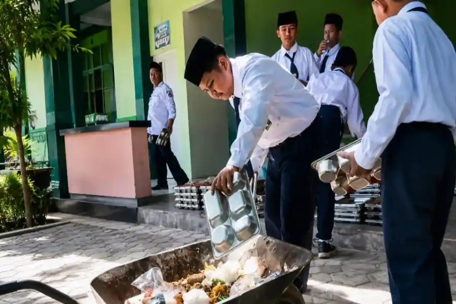 Video Viral MBG di MTsN 4 Bondowoso Diduga Dibuang, Kepala Sekolah: Narasinya Tidak Sesuai Fakta Foto BeritaJatim.com