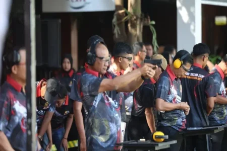 Buka Lomba Menembak Kapolda Jatim Cup, Nanang Avianto: Senjata Api Adalah Upaya Terakhir Foto BeritaJatim.com