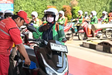 Cara Alumni UC Bikin Ojol Perempuan di Surabaya Kembali Tersenyum Foto BeritaJatim.com