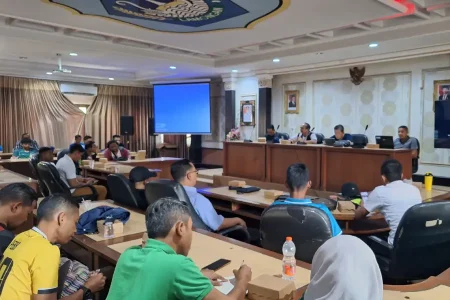 PSSI Lamongan Perkuat Pembinaan Usia Dini, Wasit hingga Pelatih Ikuti Penyegaran Regulasi Sepak Bola Foto BeritaJatim.com