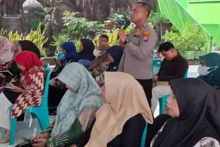 Polresta Sidoarjo Gelar Curhat Kamtibmas di Taman, Warga Diajak Aktif Jaga Keamanan Lingkungan Foto BeritaJatim.com