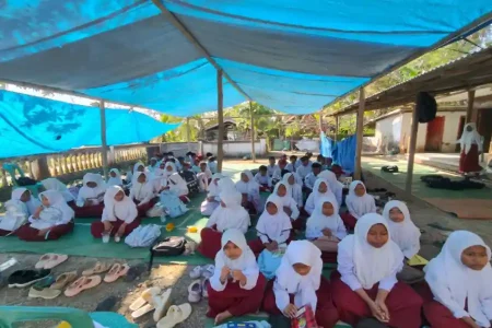Ratusan Siswa SDN Lerpak 2 Bangkalan Kembali Belajar di Halaman Rumah Warga Foto BeritaJatim.com