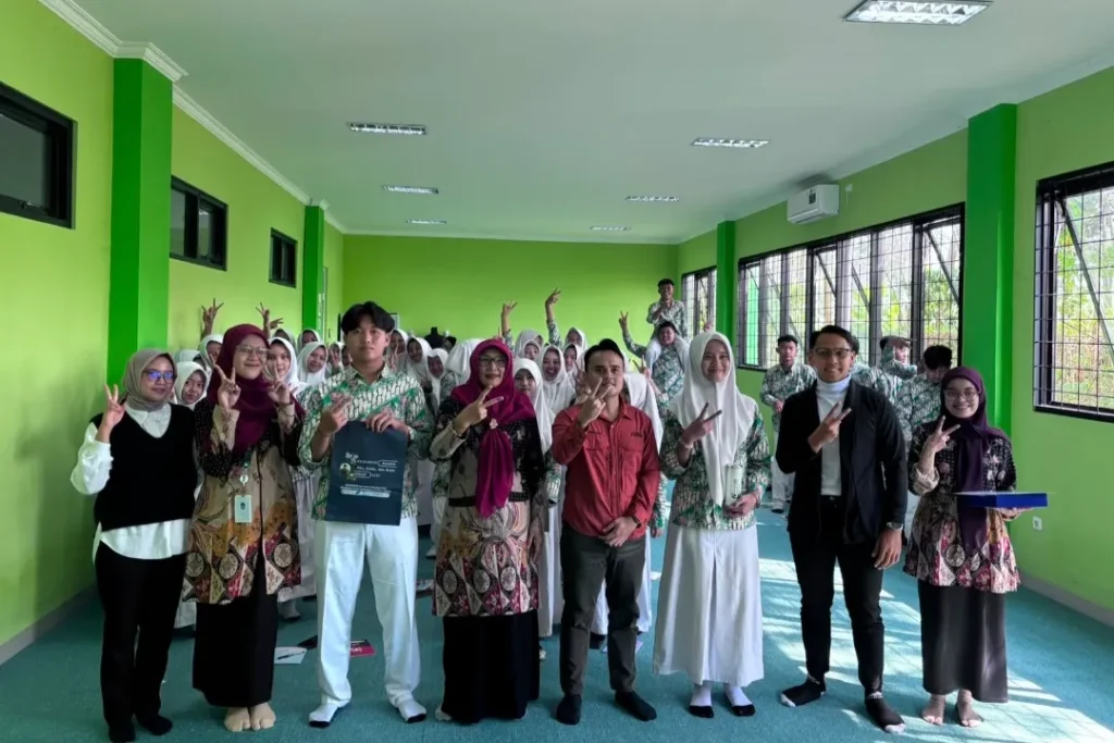 Lewat Fellowship CIMB Niaga, Jurnalis Beritajatim Gagas Program Ekoliterasi di MAN 2 Malang Foto BeritaJatim.com