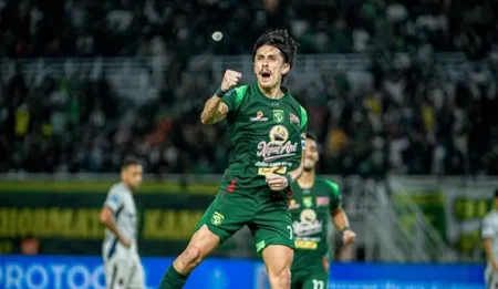 Fransisco Rivera Imbau Bonek dan Bonita Tidak Bawa Flare Saat Laga Anniversary Persebaya Foto BeritaJatim.com