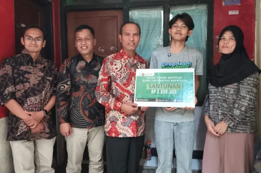 UB Salurkan Laptop dan Beasiswa bagi Mahasiswa Kurang Mampu di Bandung Foto BeritaJatim.com