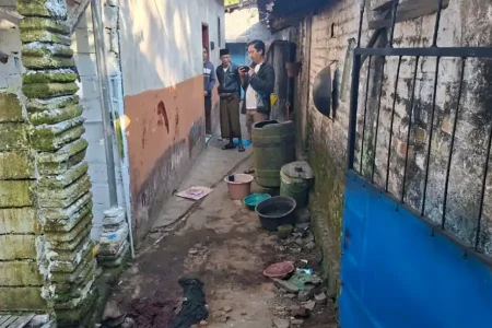 Geger! Pria di Lumajang Diduga Dibunuh Temannya, Korban Ditemukan Penuh Luka Bacok Foto BeritaJatim.com