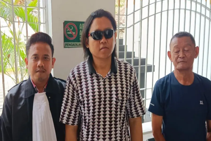 Terdakwa Tunanetra Ambyar! Hakim PN Surabaya Minta Jaksa Buktikan Dugaan KDRT ke Istri di Persidangan Foto BeritaJatim.com