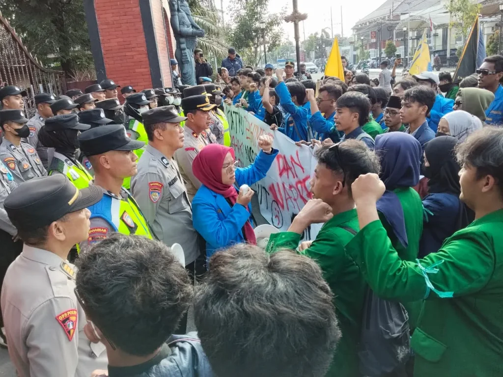 Aliansi Mahasiswa Kediri Demo di DPRD, Soroti MBG, Geotermal Gunung Wilis hingga RUU Perampasan Aset Foto BeritaJatim.com