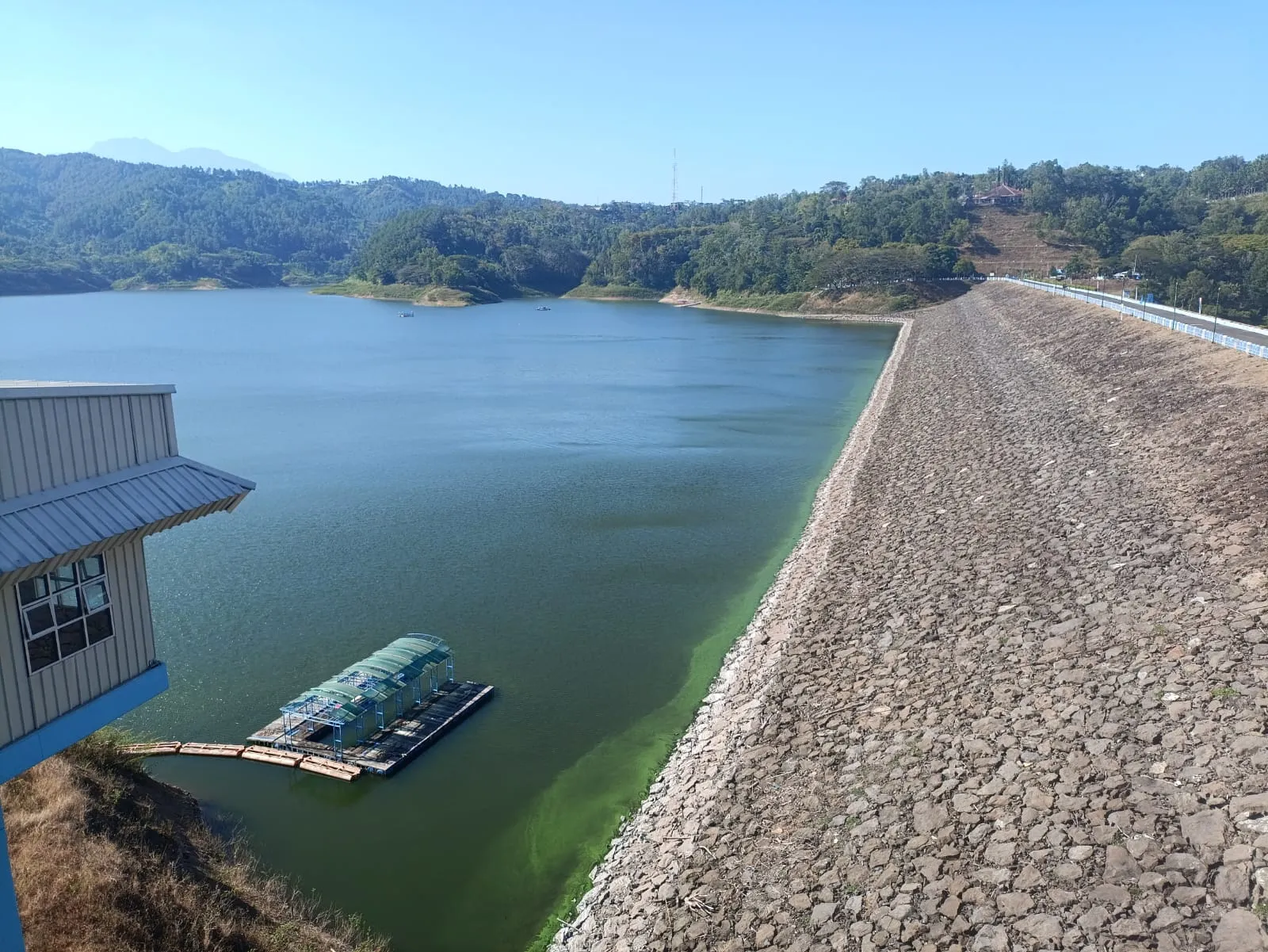 PLTA Waduk Wonorejo Tulungagung Hanya Beroperasi 5 Jam Sehari, Muka Air Turun 10 Meter | beritajatim.com