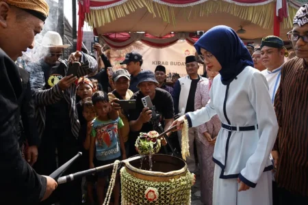 Kirab Budaya Pesanggrahan Siti Inggil Meriah, Mbak Wali Ajak Warga Lestarikan Tradisi Foto BeritaJatim.com