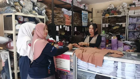 Seragam Sekolah di Kediri Mulai Laris Jelang Tahun Ajaran Baru, Daya Beli Masih Melambat Foto BeritaJatim.com
