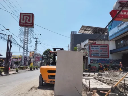 Revitalisasi Jalan Panglima Sudirman Kediri, Lampu Penerangan Dibongkar Foto BeritaJatim.com