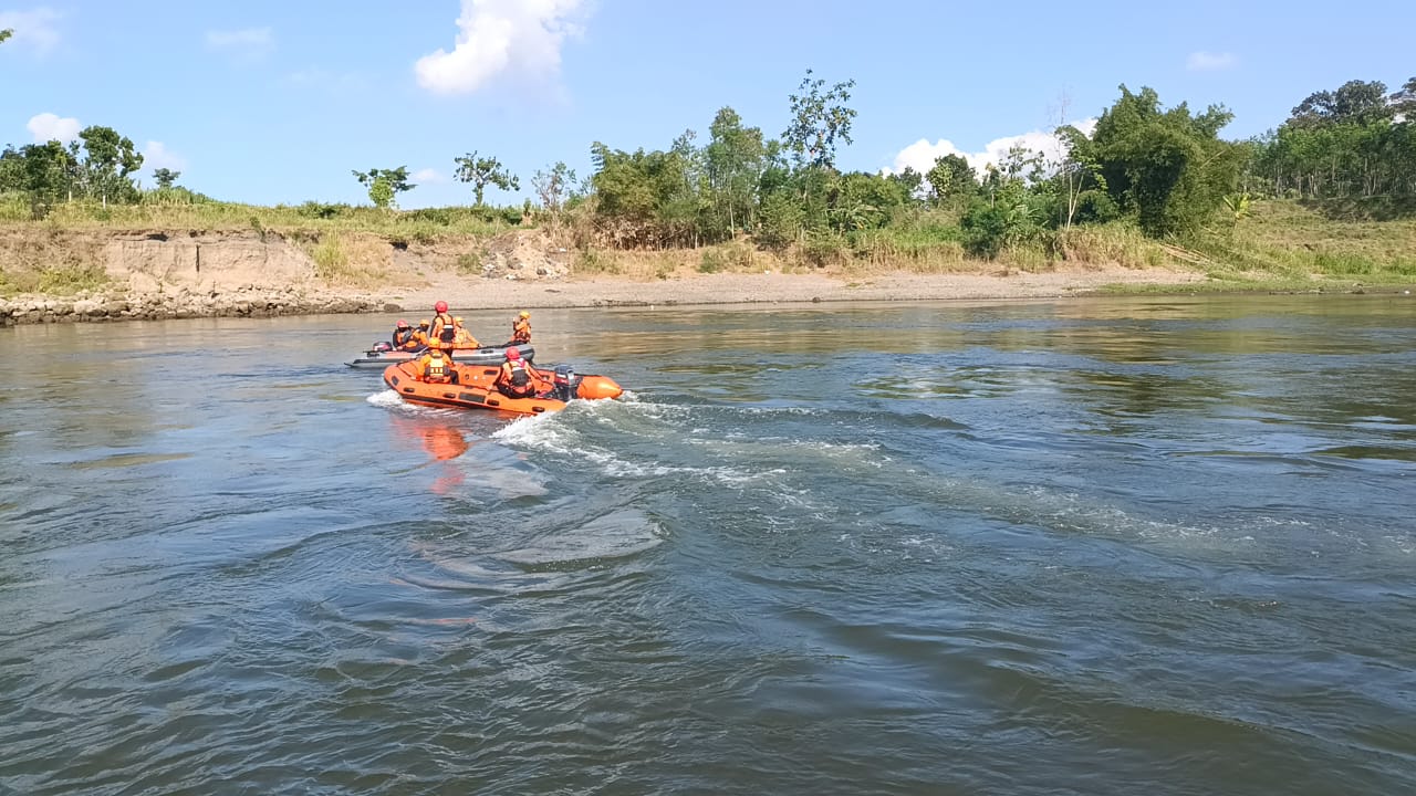 Diduga Masih Hidup, Pencarian Pemancing Hilang di Sungai Brantas Tulungagung Dihentikan | beritajatim.com
