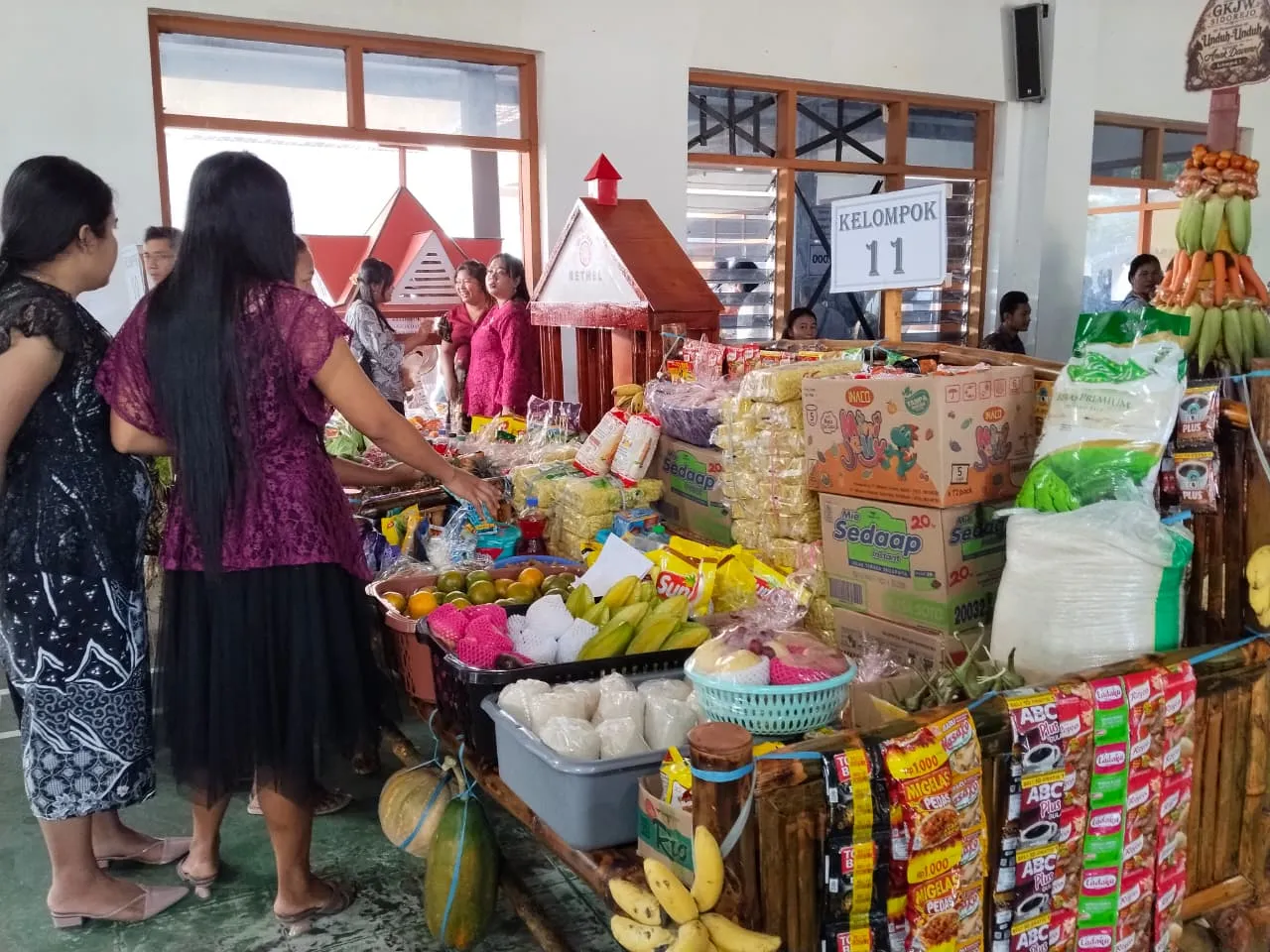 Tradisi Unduh-unduh GKJW Sidorejo Pare Kediri Semarak, Lelang Hasil Bumi Jadi Magnet Ribuan Warga | beritajatim.com